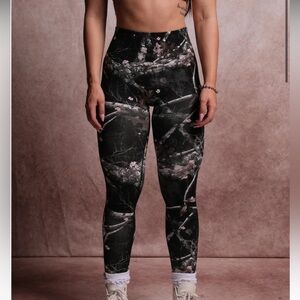 BIG WOLF "EVERSON SEAMLESS"HUXLEY SCRUNCH LEGGINGS IN DARC BLOSSOM WOODLAND CAMO